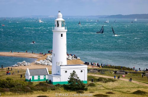 Старт гонки Rolex Fastnet Race 2021 - потери в первый день