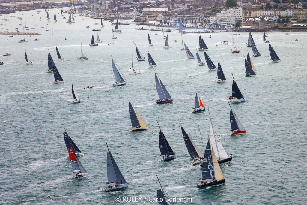 Старт гонки Rolex Fastnet Race 2021 - потери в первый день